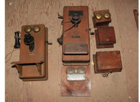 antique-telephones-02052015.jpg