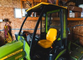 13 John Deere 1026 R Exterior View of Cab