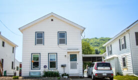 Charming 3 Bedroom, 1.5 Bath House in Lansing Iowa