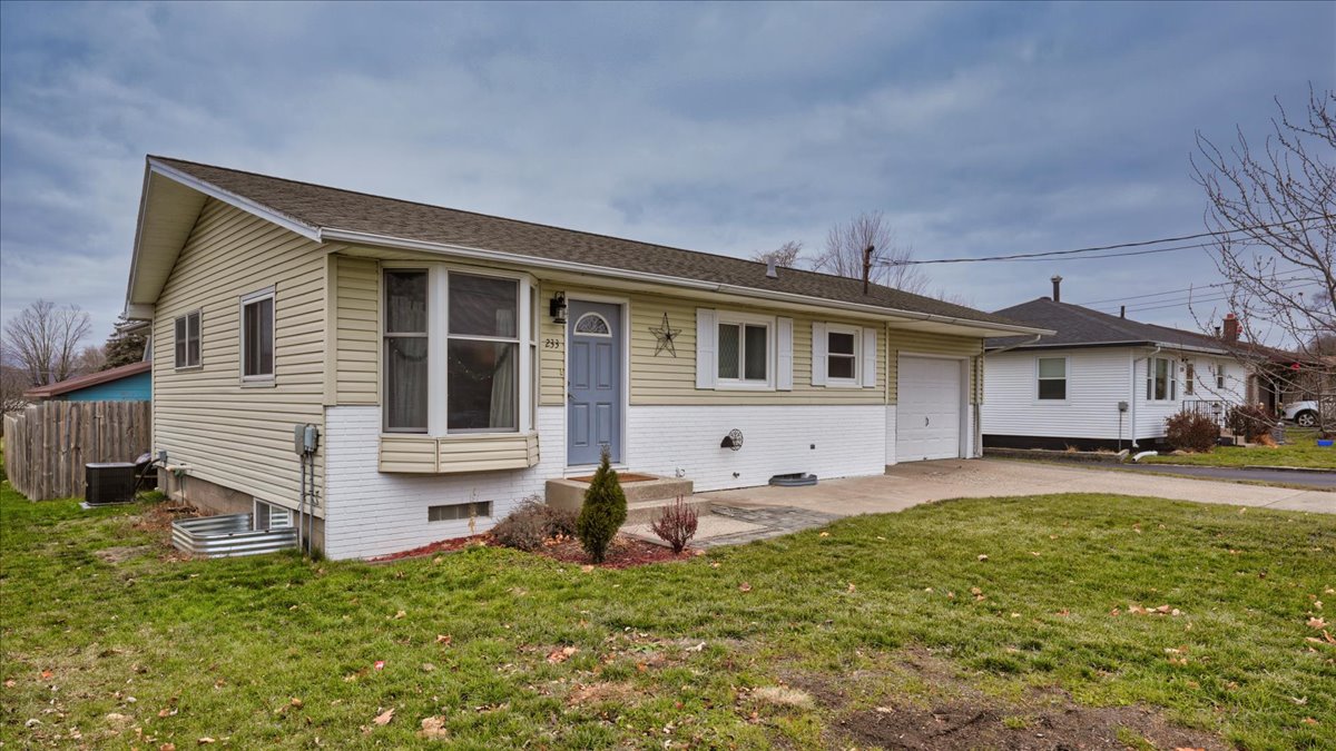 Maintained & updated ranch home located in Stoddard United Country