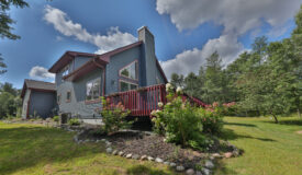 Chalet-Style Home Overlooking Lake Arrowhead Pines Course – Nekoosa, Wisconsin
