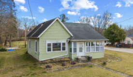 Richland Center Bungalow on 1 acre for sale